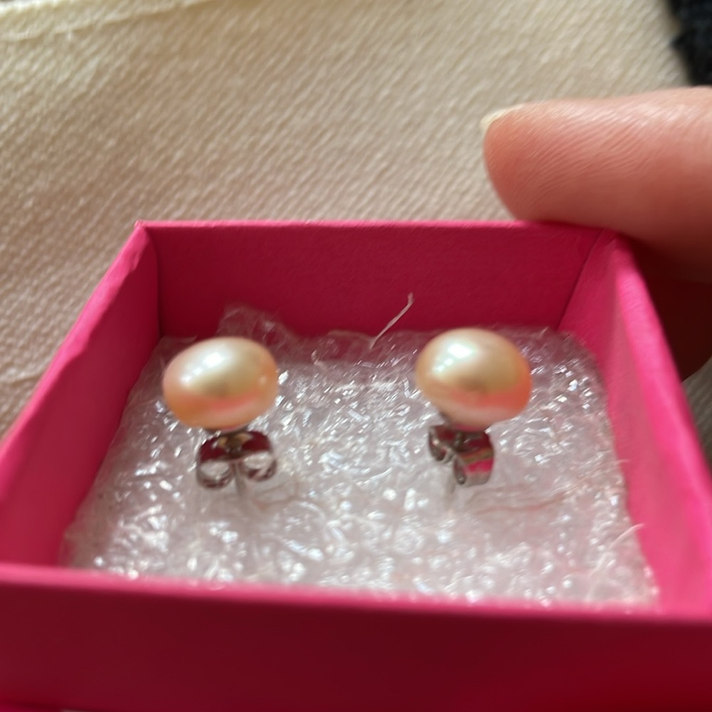 Faux Pearl studs nwot - Picture 3 of 5